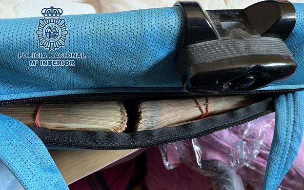 Los traficantes escondían 35.000 euros en la sillita de bebé de una furgoneta Los traficantes escondían 35.000 euros en la sillita de bebé de una furgoneta.