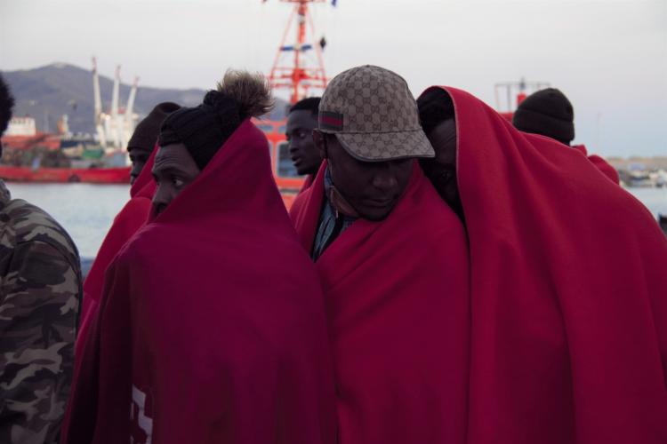 Migrantes aguardan a ser atendidos por el voluntariado de Cruz Roja. Migrantes aguardan a ser atendidos por el voluntariado de Cruz Roja.