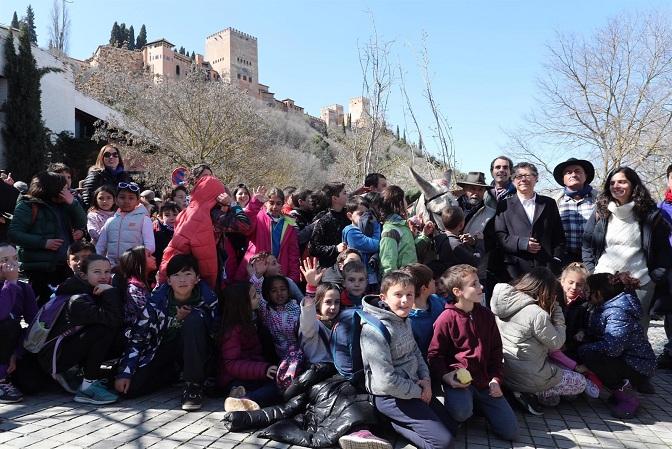 Escolares y uno de los burros, a los pies de la Alhambra. 