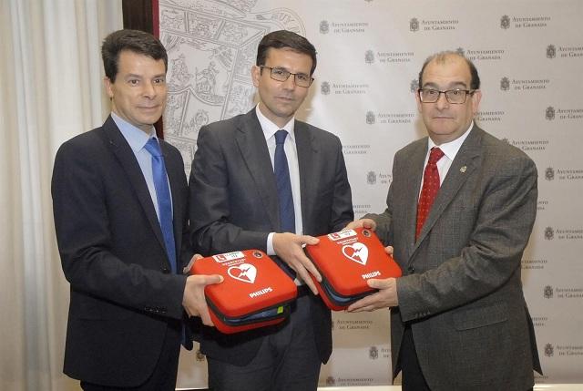 Presentación de los desfibriladores Alcalde y cofradías muestran algunos de los desfibriladores, suministrados por Emasagra