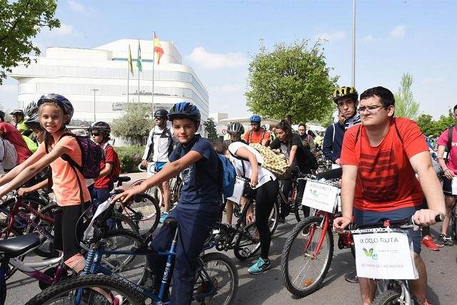 Participantes en el recorrido, junto a la sede de la Diputación.