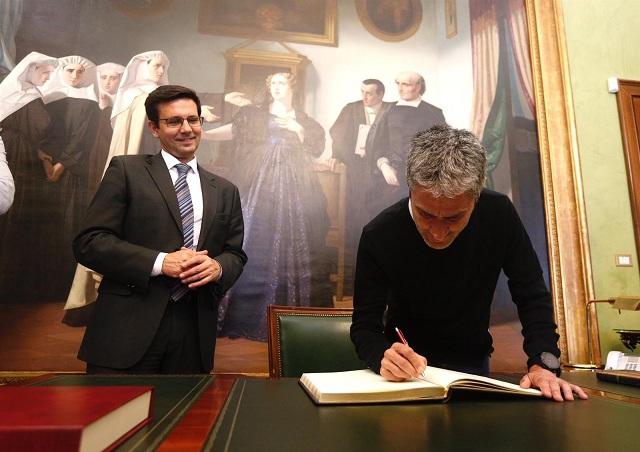 Martín Fiz firma en el Libro de Honores de la ciudad.