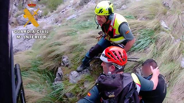 El helicóptero, a punto de subir al senderista.