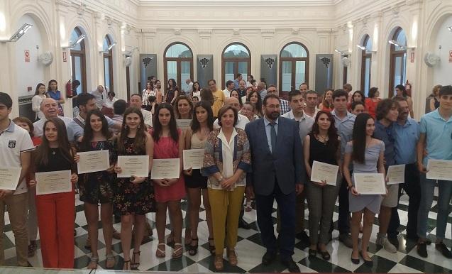 Alumnado con mejores notas, en la sede de la Delegación del Gobierno andaluz.