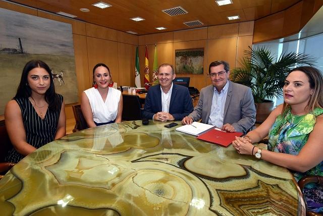 Las dos medallistas, a la izqda., en la sede de la institución provincial. 