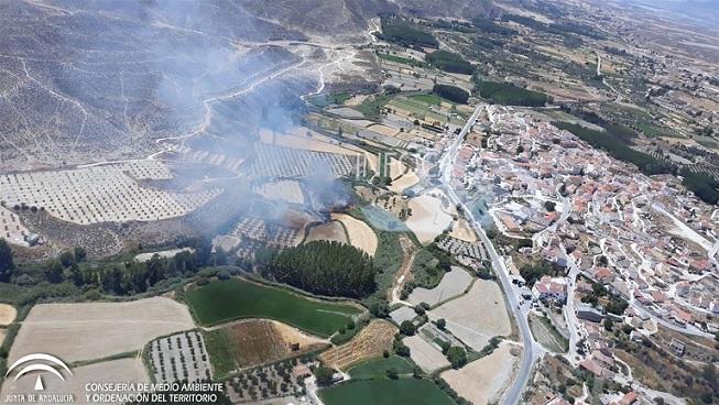 Vista aérea del incendio, muy cerca del núcleo urbano.