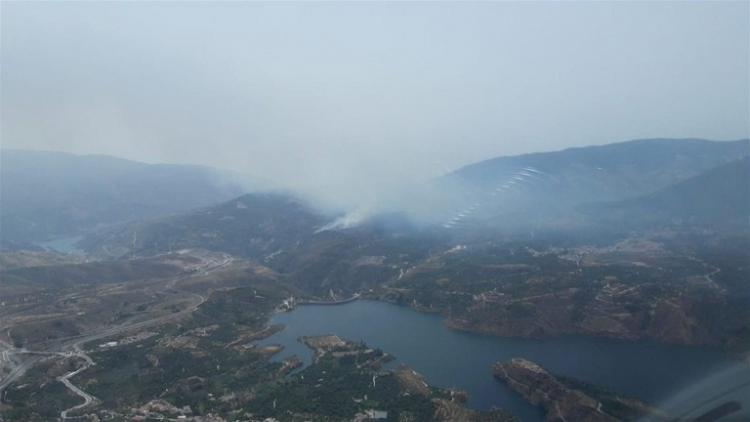 Vista aérea del incendio, por encima del pantano de Béznar. 