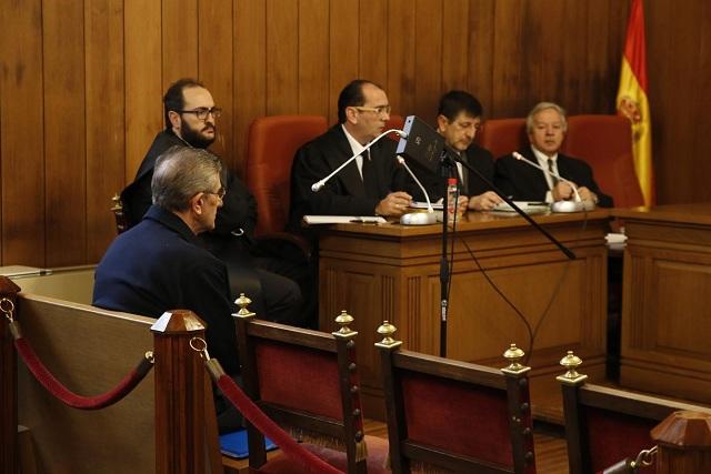 El padre Román, durante el juicio. 