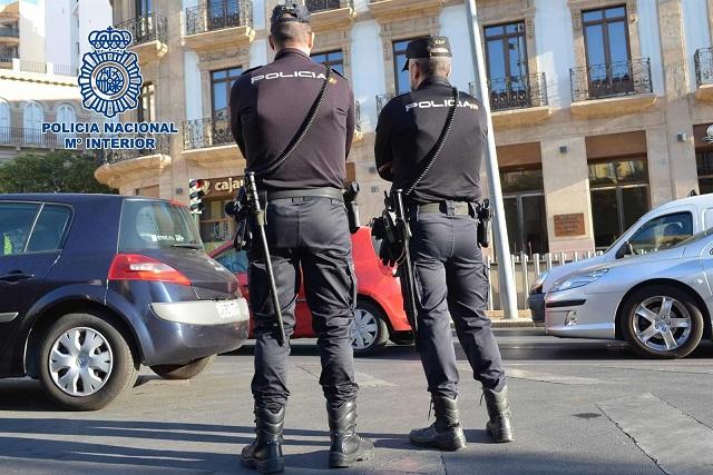 Agentes de Policía vigilan las calles. 