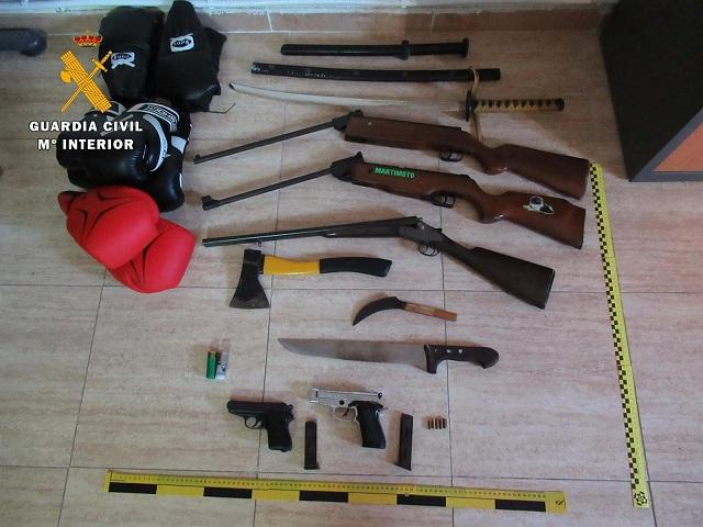 Armas y guantes de boxeo requisados a los detenidos Armas y guantes de boxeo requisados a los detenidos.