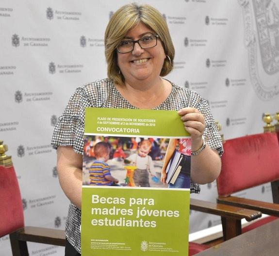 La concejala Ana Muñoz muestra el cartel del programa de ayudas. 