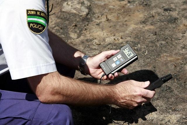 Un agente autonómico durante una inspección Un agente autonómico durante una inspección.