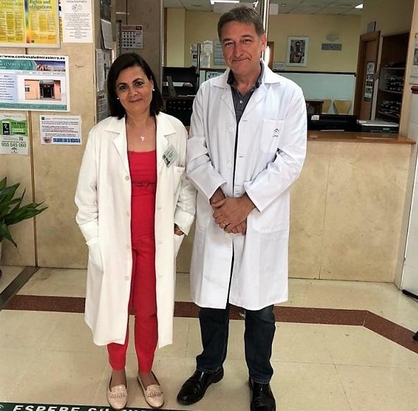 Los doctores que lideran el proyecto: Jorge Cervilla, jefe de la Unidad de Salud Mental del hospital del PTS y catedrático de Psiquiatría, y Mª Carmen Muñoz, médica de Familia y directora del centro de salud Mirasierra.