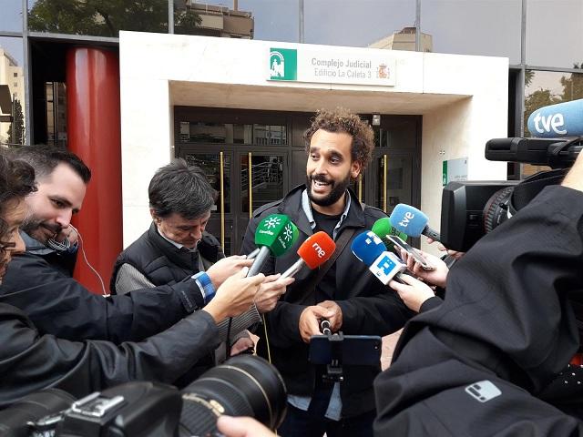 Jesús Candel habla a los medios en la puerta de los juzgados.