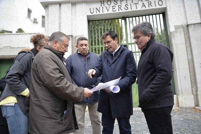 Visita del alcalde al entorno del antiguo hospital San Cecilio.