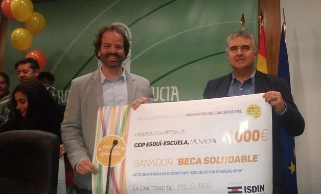 Recogida del premio, que incluye una beca.