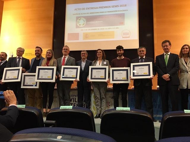 La concejala Raquel Ruz, en el centro, en la recogida de premios. 