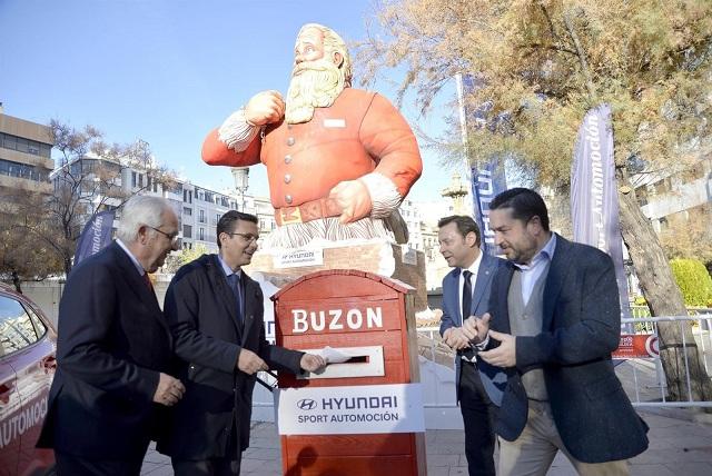 El Papá Noel está junto a la Fuente de las Batallas. 