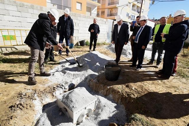 Acto de colocación de la primera piedra del edificio.