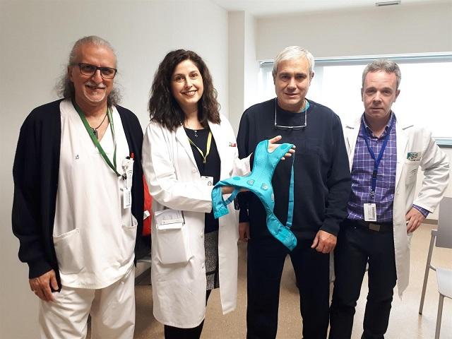 Personal médico muestra la prenda que lleva el dispositivo de control De derecha a izquierda, el jefe de Neurología, Francisco Barrero; Antonio, paciente que se está beneficiando del nuevo dispositivo, que muestra Inmaculada Villegas, neuróloga referente del programa, y Joaquín Benito, supervisor de enfermería de Neurología.