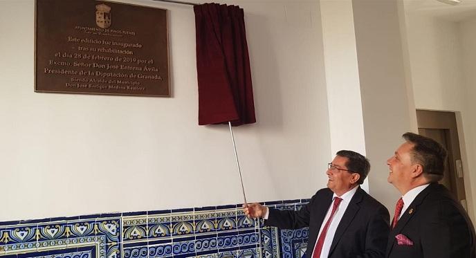 Entrena descubre la placa conmemorativa de la inauguración.