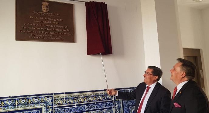 Entrena descubre la placa conmemorativa de la inauguración.