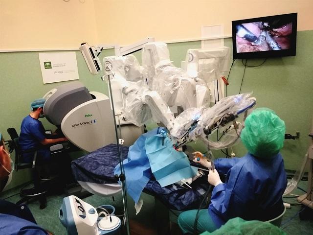 Una de las sesiones con el robot quirúrgico Da Vinci.