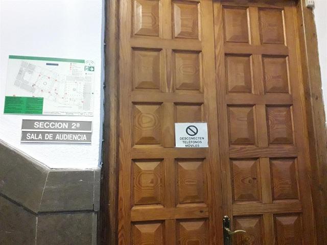 Entrada a la sala de aundiencia de un juzgado.