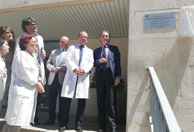 Instalación de la placa en la antigua Escuela de Enfermería. 