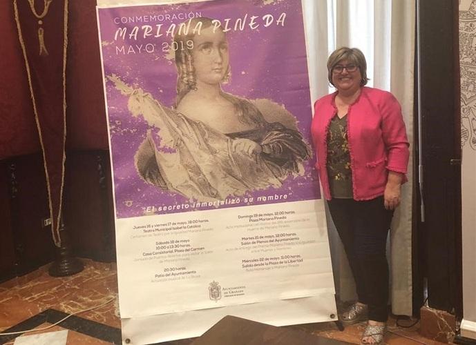 Ana Muñoz, con el cartel del homenaje. 