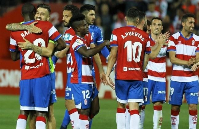 Jugadores del Granada se felicitan tras un partido. 