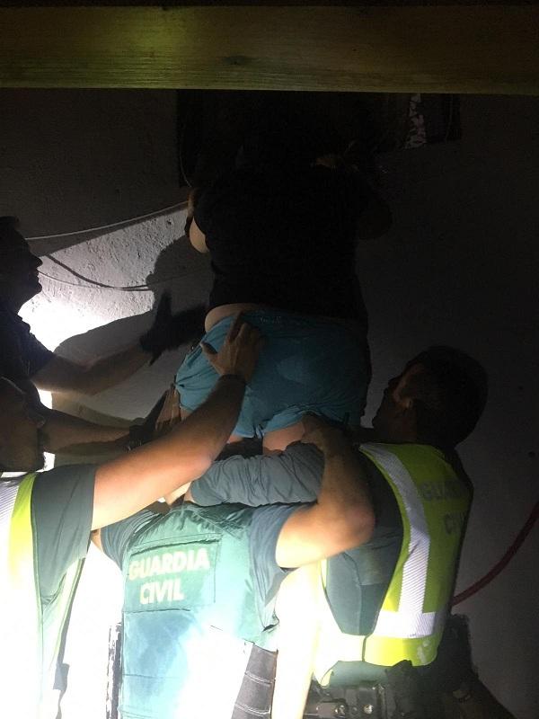 Agentes evacuan a una de las personas Agentes evacuan a una de las personas.