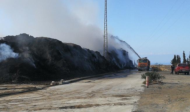 Extinción del fuego en la planta de residuos. 