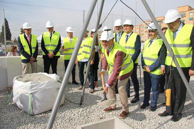 El consejero Javier Imbroda da la primera palada de las obras. 