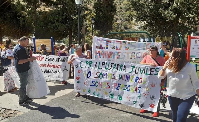 Protesta en Torvizcón contra el cierre de unidades.