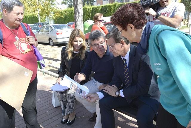 Vecinos exponen sus demandas en la visita municipal. 