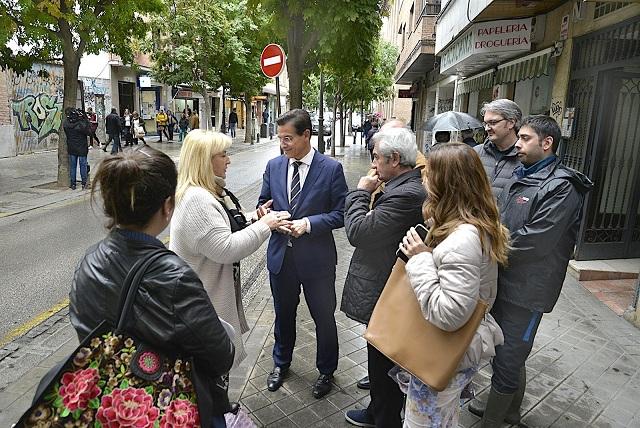 Una vecina habla con el alcalde en la calle San Juan de Dios.