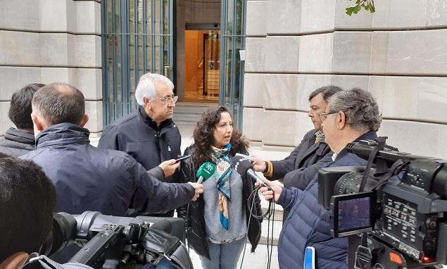 Responsables del sindicato atienden a los medios en la puerta de la Fiscalía.