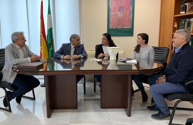 Las dos alumnas premiadas, junto al delegado de Educación.