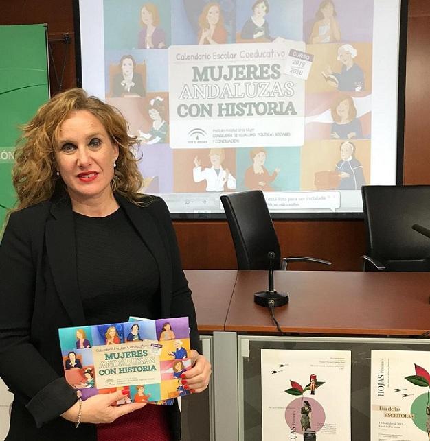 Ruth Martos presenta el calendario.