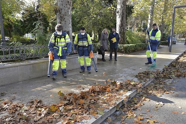 Empleados de Inagra con sopla hojas eléctricas. 