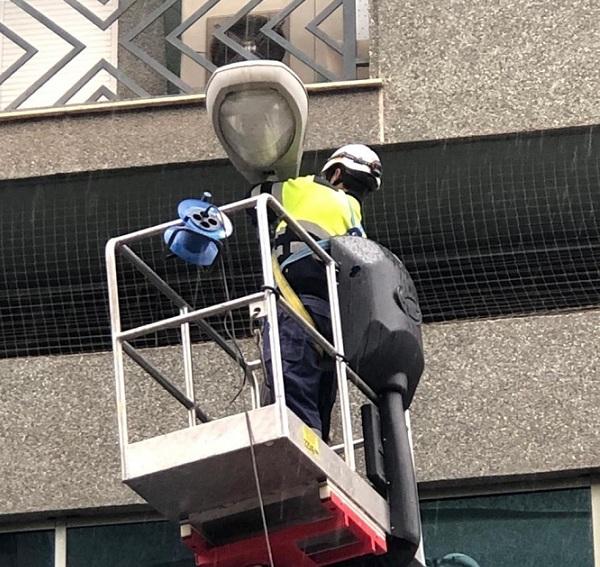 Cambio de lámparas en San Antón Cambio de lámparas en San Antón.