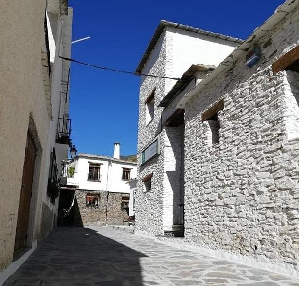 Una de las calles reformadas de Pampaneira.