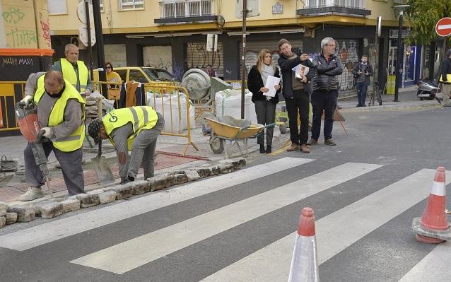 Trabajos para eliminar bordillos en uno de los pasos de cebra.