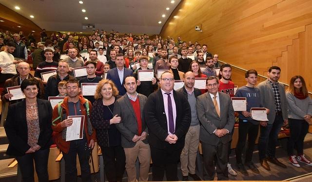 Acto de entrega de becas a jóvenes deportistas. 