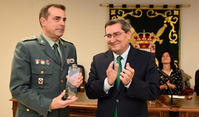 El coronel jefe recibe el distintivo de la institución provincial. 