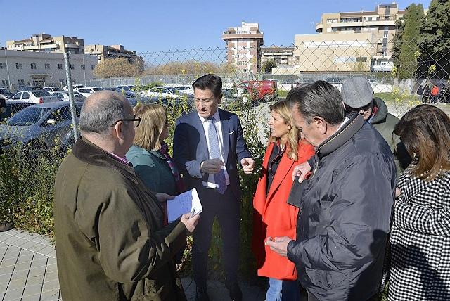 El alcalde habla con vecinos junto al solar destinado a centro de salud.