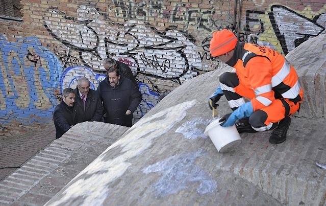 Trabajos de limpieza de pintadas en el aljibe de la calle Zenete.