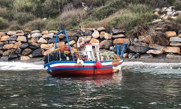 El pesquero ha embarrancado en la rambla Muray.