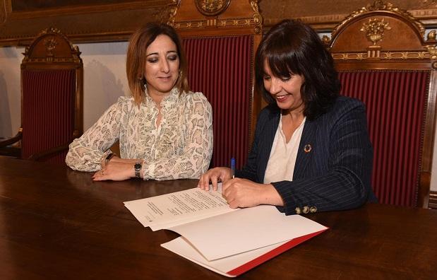 Firma del convenio entre las dos instituciones. 